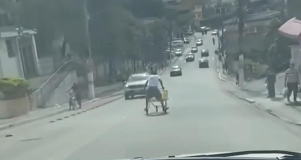 VIDEO - À fond sur un caddie, il manque de causer un gros accident