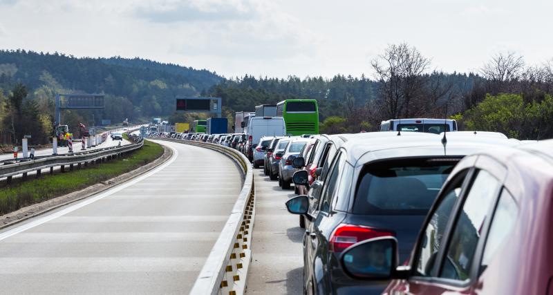  - En plus de râler, les automobilistes français ont beaucoup d’autres occupations dans les embouteillages
