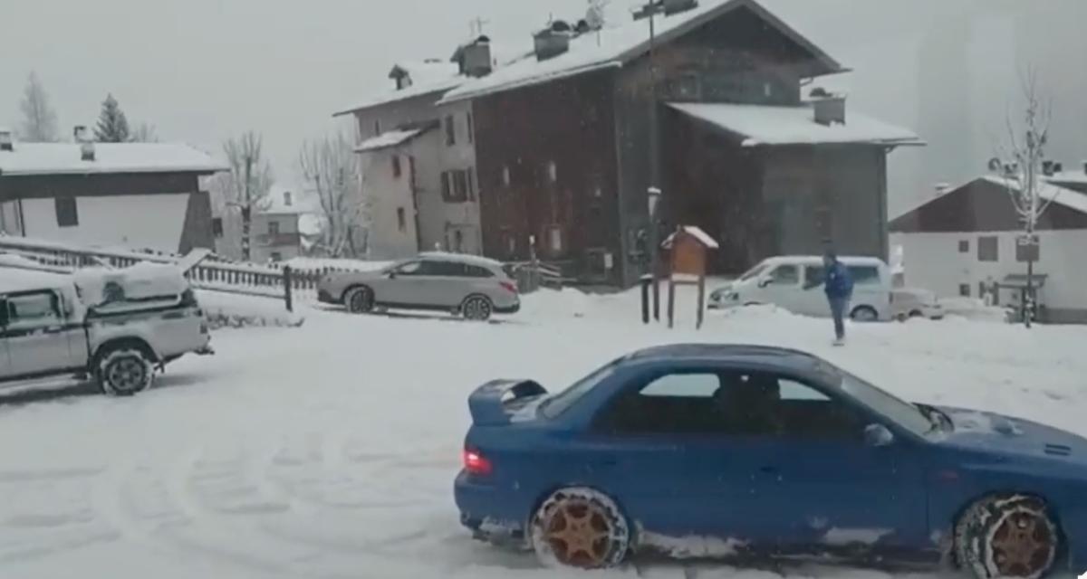 VIDEO - Les chaînes ne sont pas une option quand il neige, la preuve avec ce SUV engagé dans une pente
