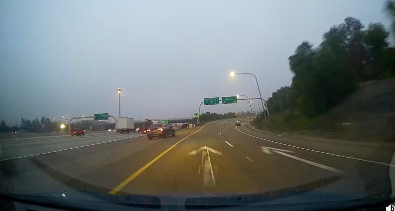  - VIDEO - Quelle drôle de manière de quitter l'autoroute…