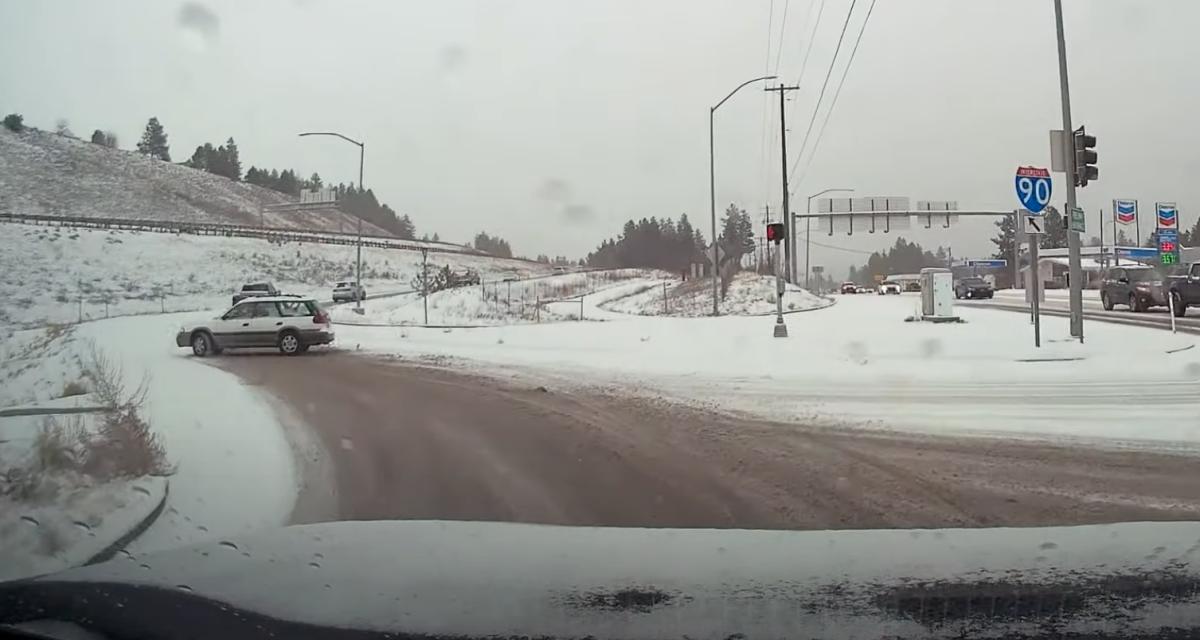 VIDEO - Le conducteur de cette Subaru nous offre une séquence hilarante sur route enneigée