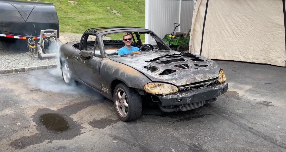 Cette Mazda roule encore, même complètement brûlée après un incendie