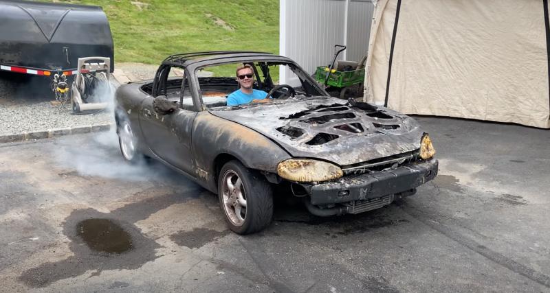  - Cette Mazda roule encore, même complètement brûlée après un incendie