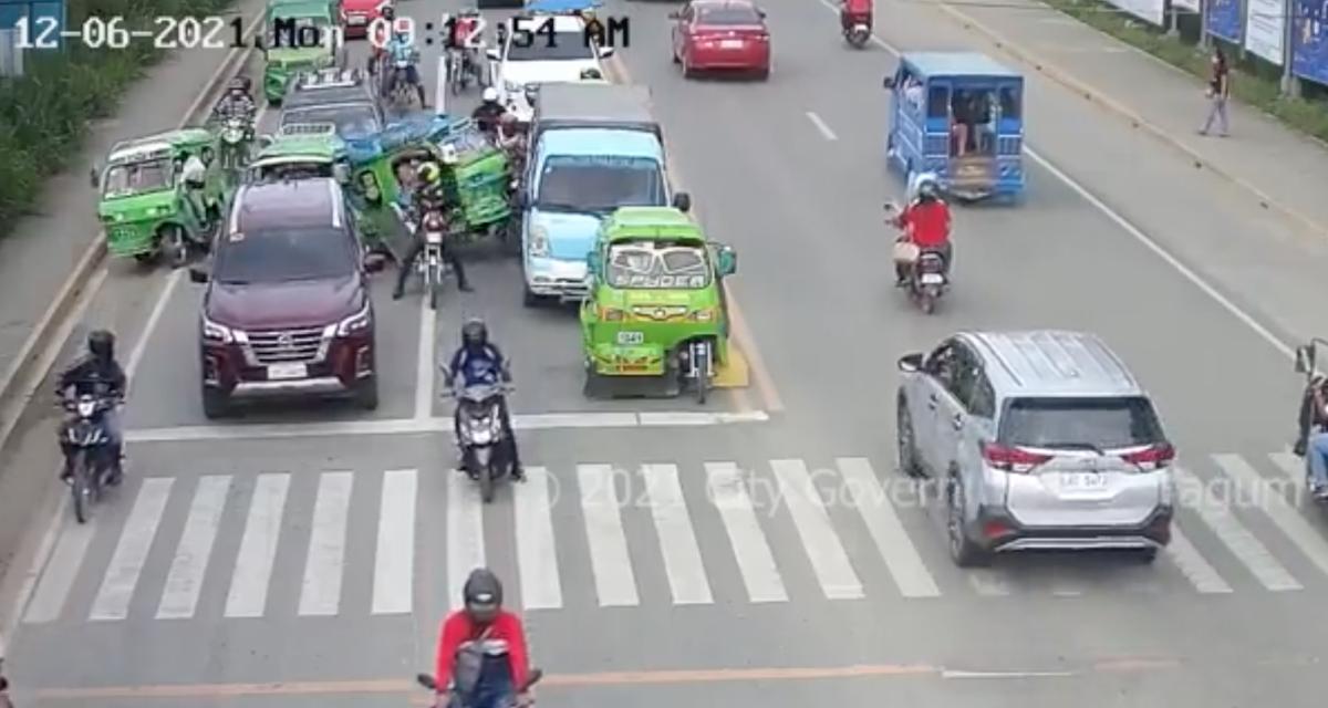 VIDEO - Ce minivan n'avait pas de temps à perdre au feu rouge