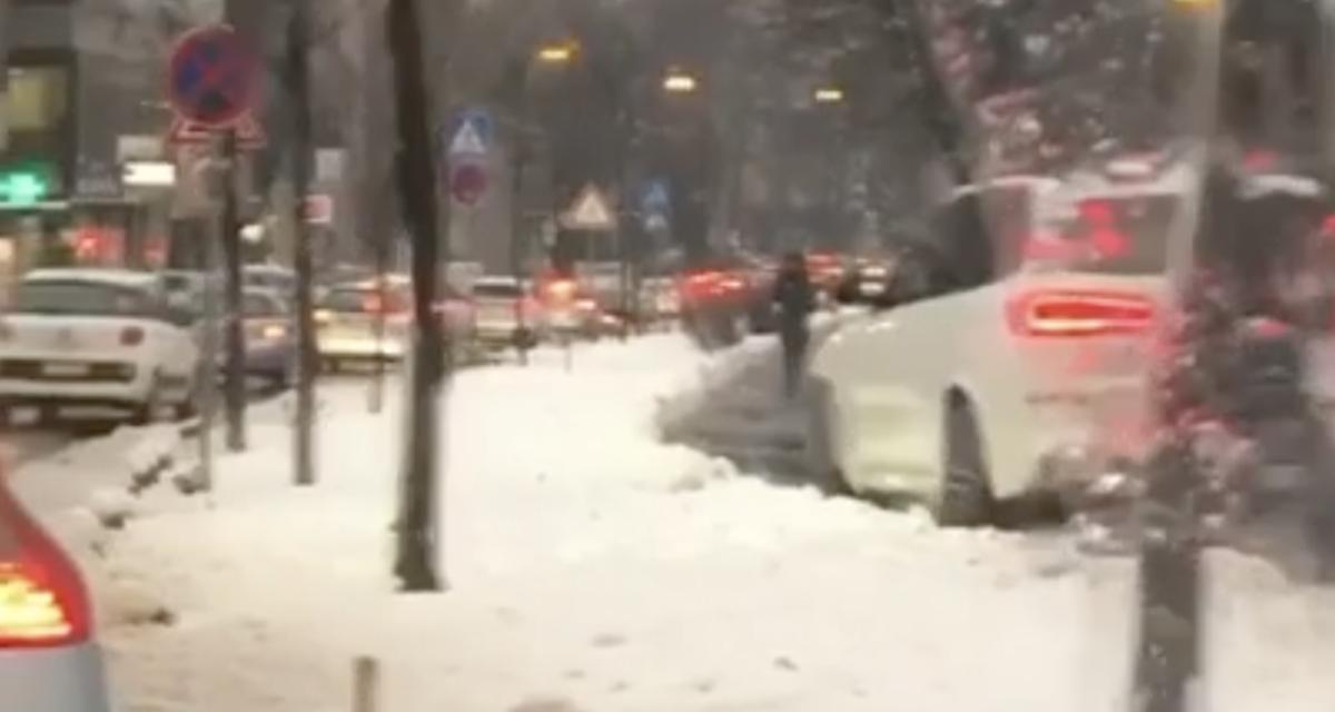VIDEO - Sous la neige, il confond la route et le trottoir