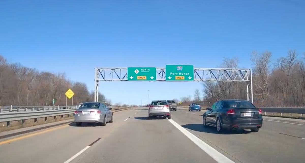 VIDEO - Il oublie la sortie d'autoroute et manque de causer un grave accident