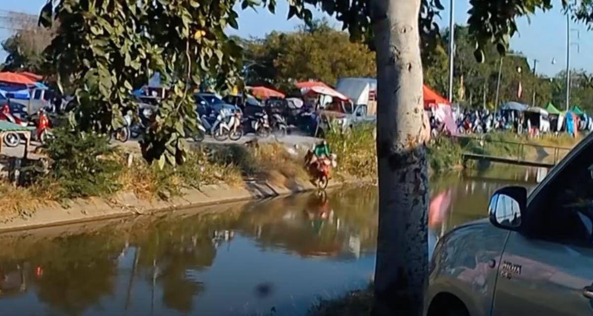 VIDEO - Il perd le contrôle de son scooter et termine dans la rivière