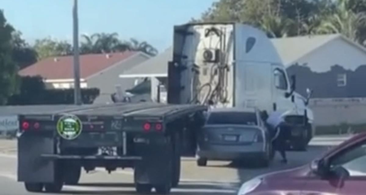 VIDEO - Sans même s'en rendre compte, ce camion emporte tout sur son passage