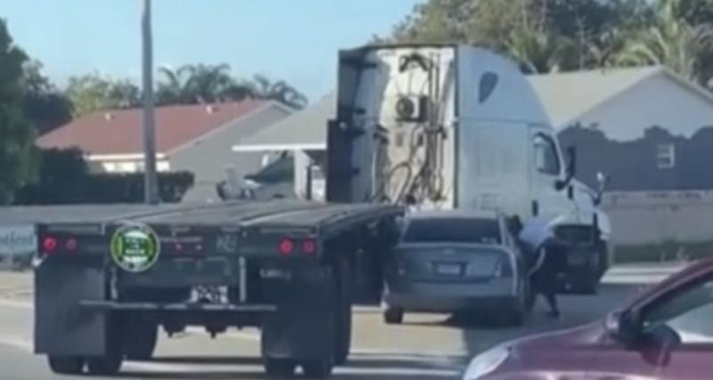  - VIDEO - Sans même s’en rendre compte, ce camion emporte tout sur son passage