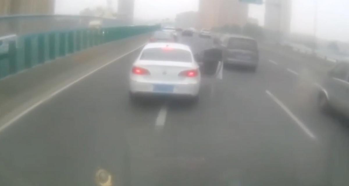 VIDEO - En pleine embrouille, elle sort de la voiture au beau milieu de l'autoroute