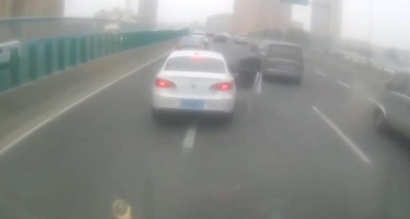  - VIDEO - En pleine embrouille, elle sort de la voiture au beau milieu de l'autoroute