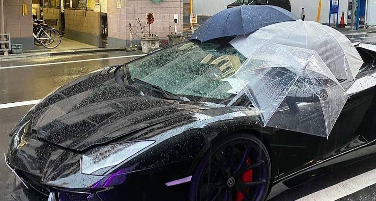 Voilà comment se protéger de la pluie quand on roule en Lamborghini décapotable