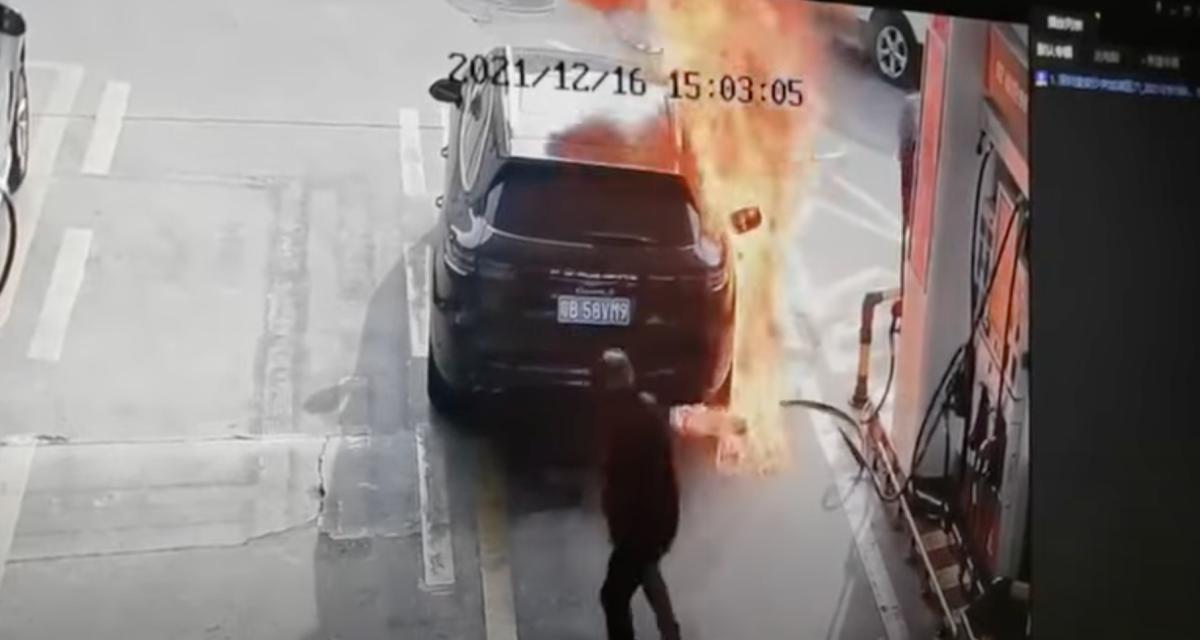 Il met le feu à la pompe d'une station-essence, la réaction des témoins est exemplaire