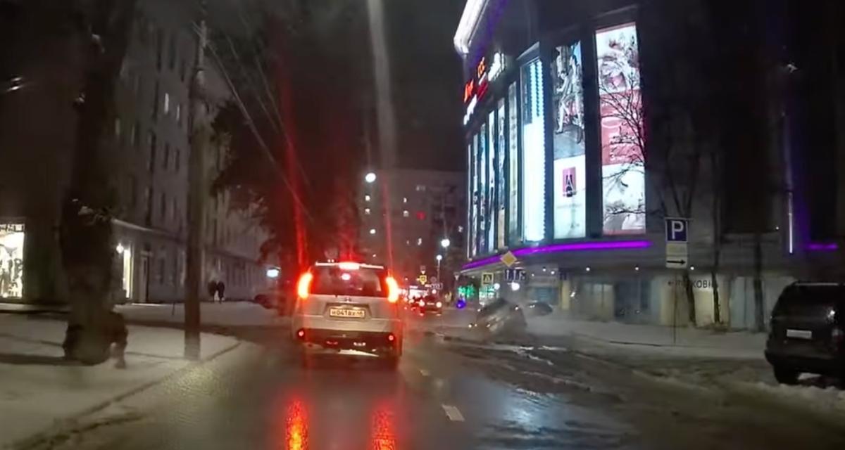 VIDEO - Et soudain, cette voiture disparaît dans un trou en pleine ville