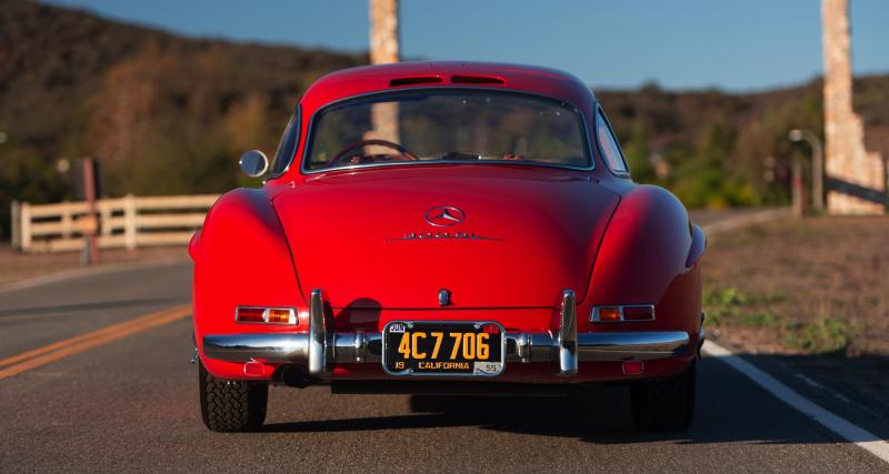Le Père Noël pourrait bien se laisser tenter par cette étoile filante écarlate de 1955 - Mercedes-Benz 300 SL