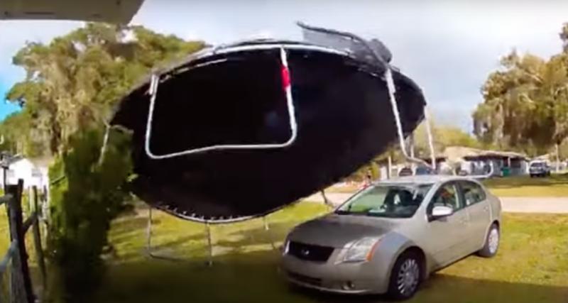  - VIDEO - Recevoir un trampoline sur la voiture, en voilà un accident pas banal