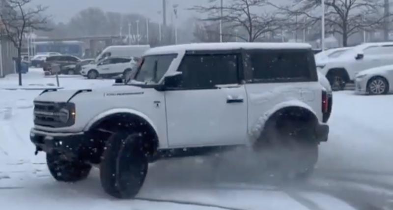  - Session de drifts spectaculaire sous la neige pour ce Ford Bronco