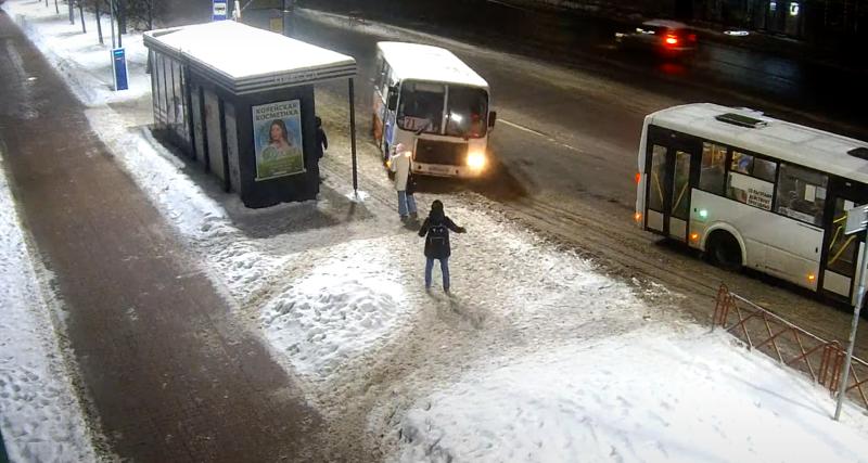  - VIDEO - Sur une route enneigée, ce bus perd le contrôle et manque de peu le strike chez les piétons
