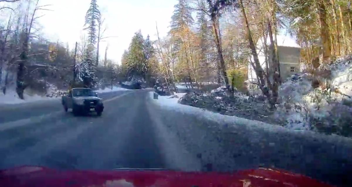 VIDEO - Il évite une voiture en perte de contrôle sur la route enneigée grâce à ses réflexes