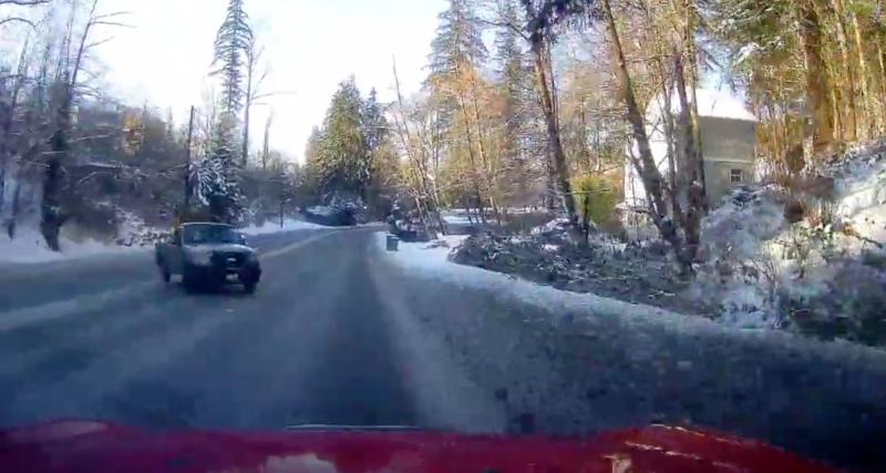  - VIDEO - Il évite une voiture en perte de contrôle sur la route enneigée grâce à ses réflexes