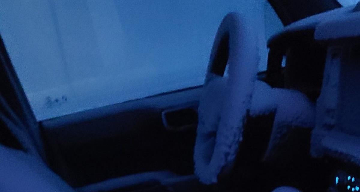 Son toit ouvrant est défaillant, il retrouve une épaisse couche de neige à l'intérieur de sa voiture