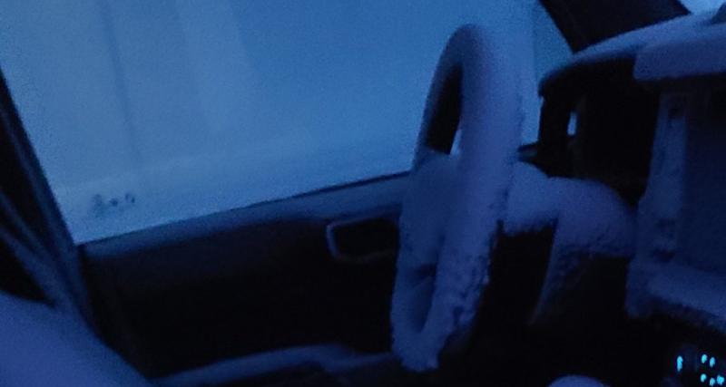  - Son toit ouvrant est défaillant, il retrouve une épaisse couche de neige à l'intérieur de sa voiture
