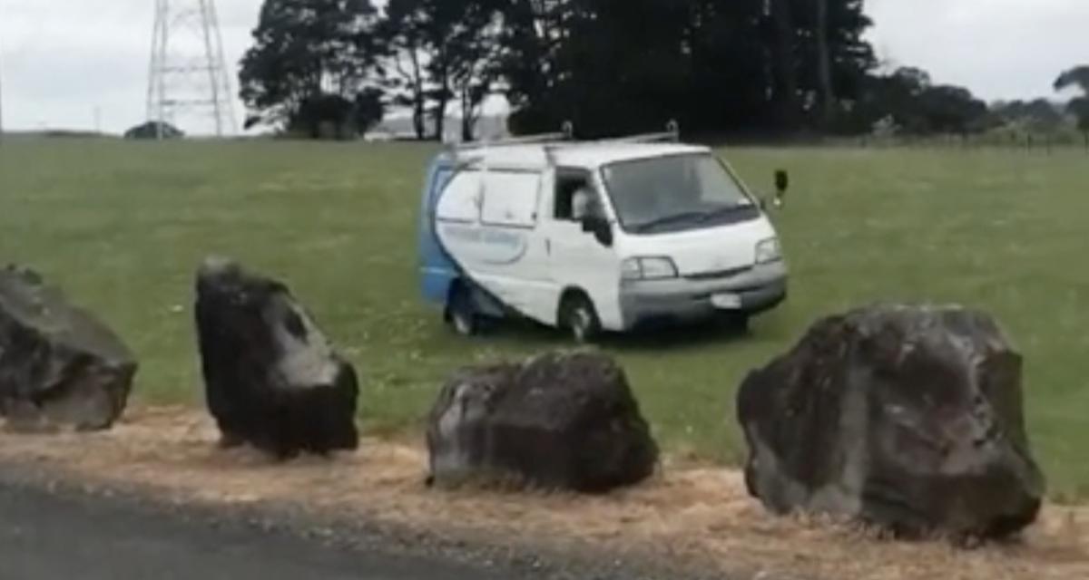 VIDEO - Cette fourgonnette se tape un délire hors piste mais n'échappe pas aux rochers qui bordent la route