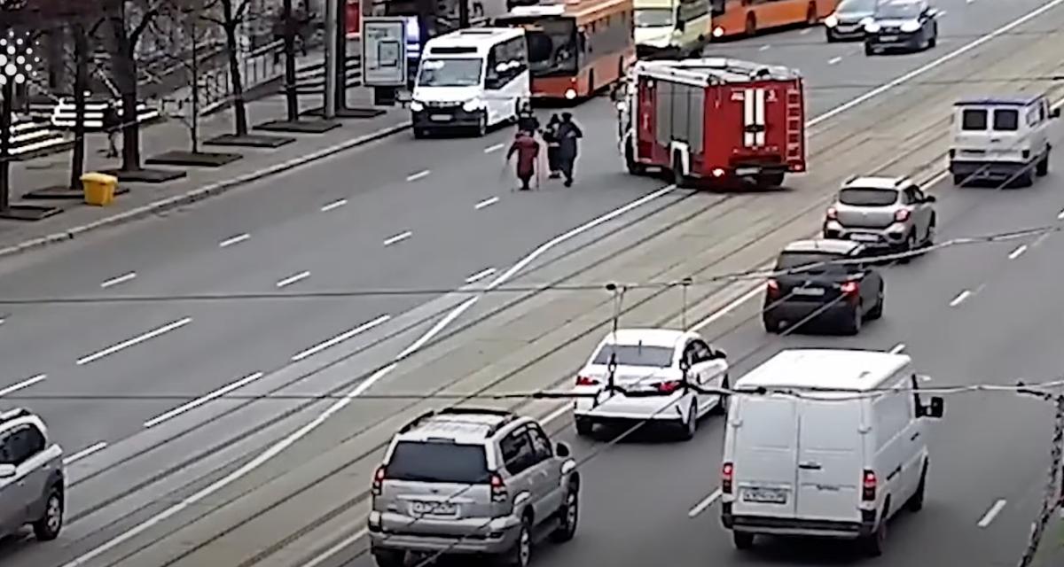 VIDEO - Les pompiers stoppent le trafic pour aider une dame âgée à traverser la route