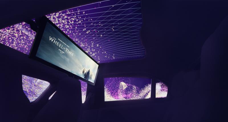 Le BMW iX transformé en cinéma roulant grâce à un immense écran 8K