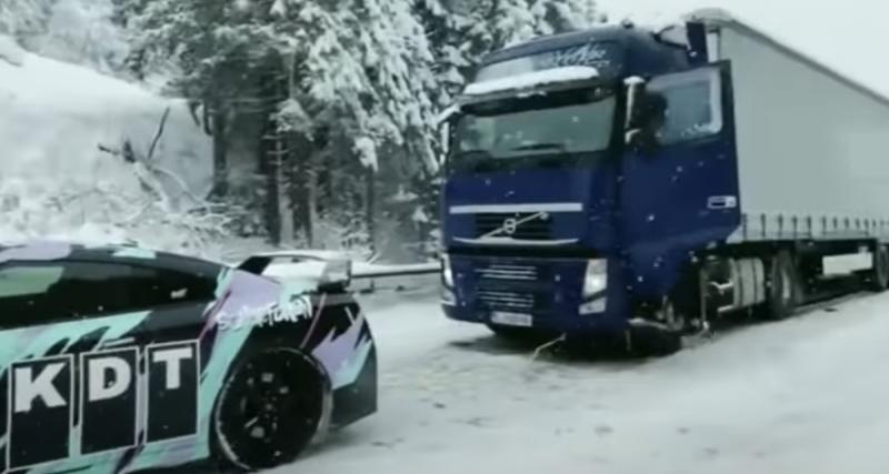 VIDEO - En galère sur une route enneigée, ce camion se fait tracter par une Nissan GT-R modifiée