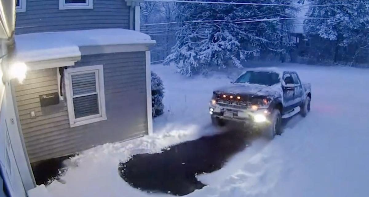 VIDEO - Sous la neige, même les pick-up galèrent