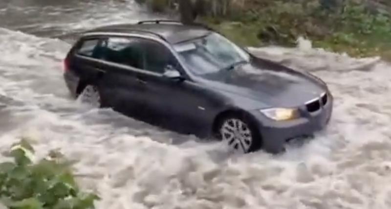  - VIDEO - Il se lance dans la traversée d’une route inondée mais échoue in extremis