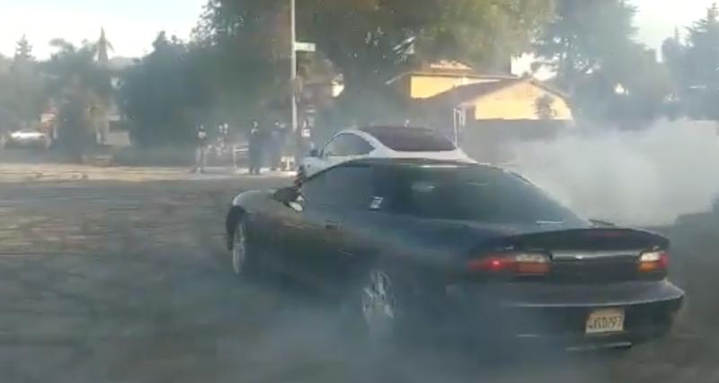 - Une Tesla et une Chevrolet s'allient pour faire des donuts en pleine rue et bloquer la circulation