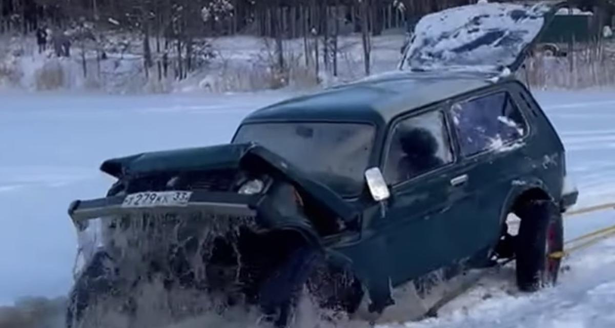 Cette voiture est repêchée d'un lac gelé mais il n'y a sans doute plus grand-chose à en tirer