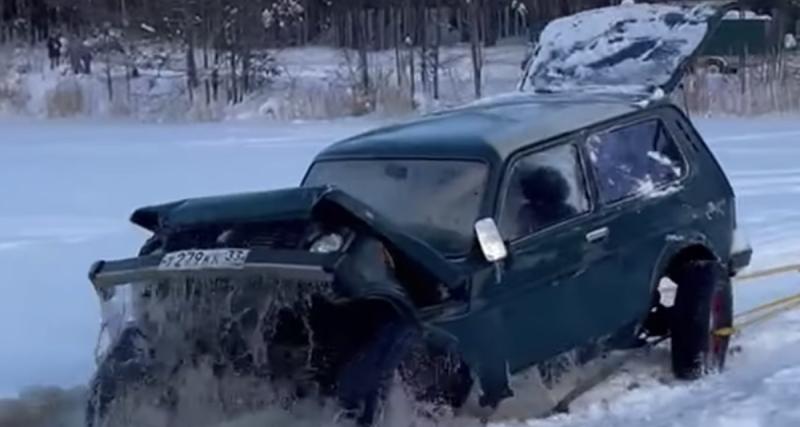  - Cette voiture est repêchée d'un lac gelé mais il n'y a sans doute plus grand-chose à en tirer
