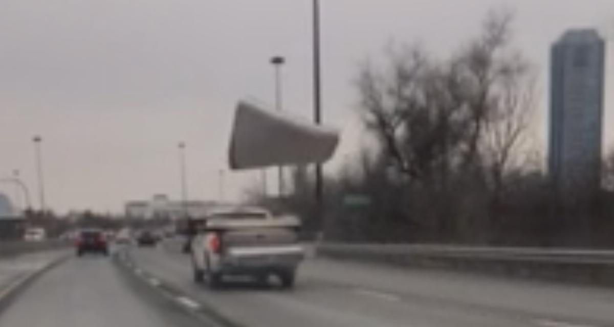 VIDEO - Mal accroché au toit de la voiture, son matelas s'envole sur l'autoroute