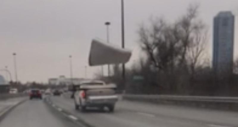  - VIDEO - Mal accroché au toit de la voiture, son matelas s'envole sur l'autoroute