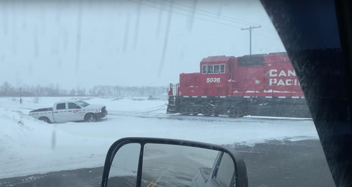 Au bon endroit, au bon moment, ce pick-up reçoit l'aide d'un train pour sortir de la neige