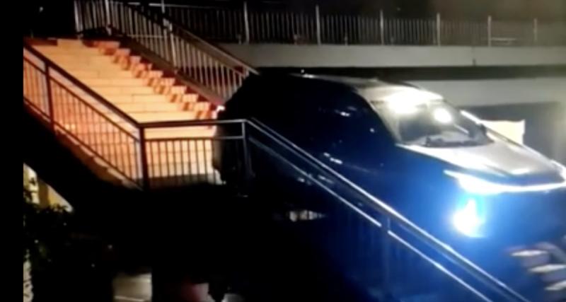  - VIDEO - Coincé sur une passerelle, ce SUV n'hésite pas à prendre les escaliers