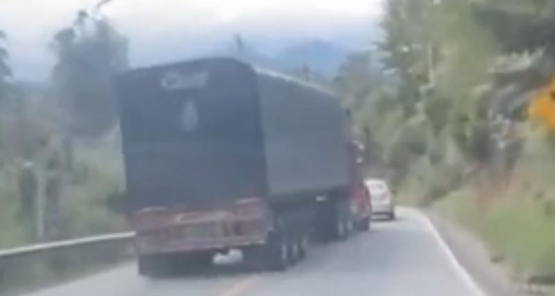  - VIDEO - Ce camion met une pression folle à la voiture devant lui pour la dépasser