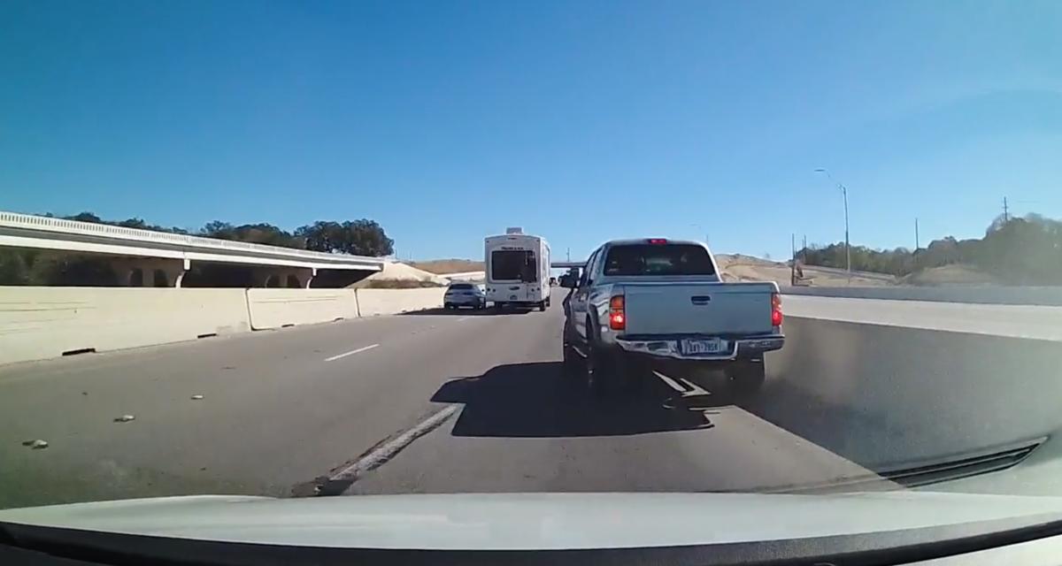 VIDEO - En panique au moment de s'insérer sur l'autoroute, ce pick-up bloque le trafic