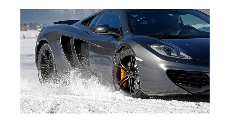  - McLaren 12C Spider : en duel sur la neige avec un snowboard