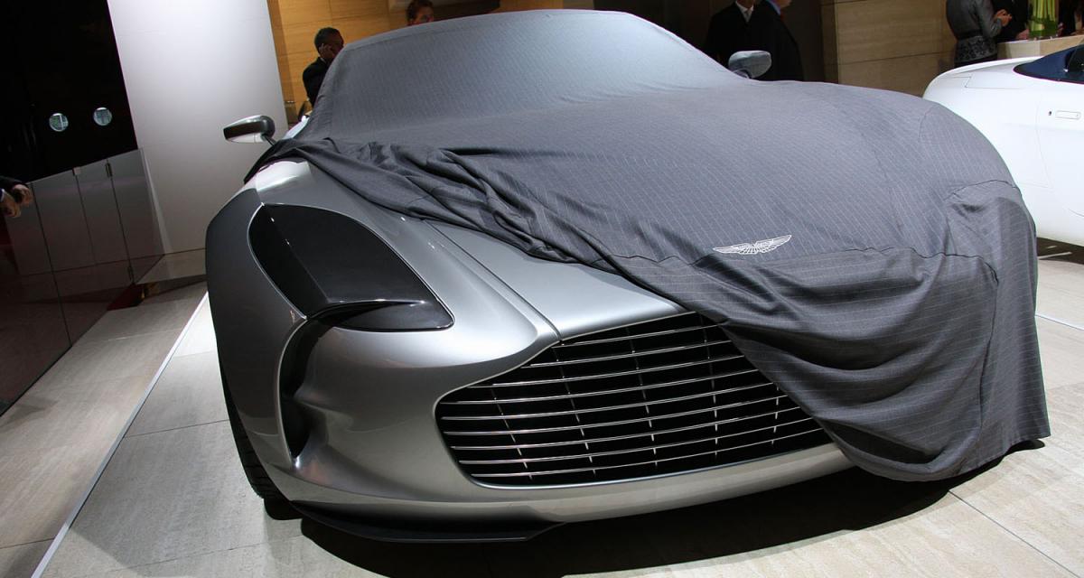 Автомобиль под чехлом. Aston Martin one-77. Чехол Aston Martin. Автомобиль под покрывалом.