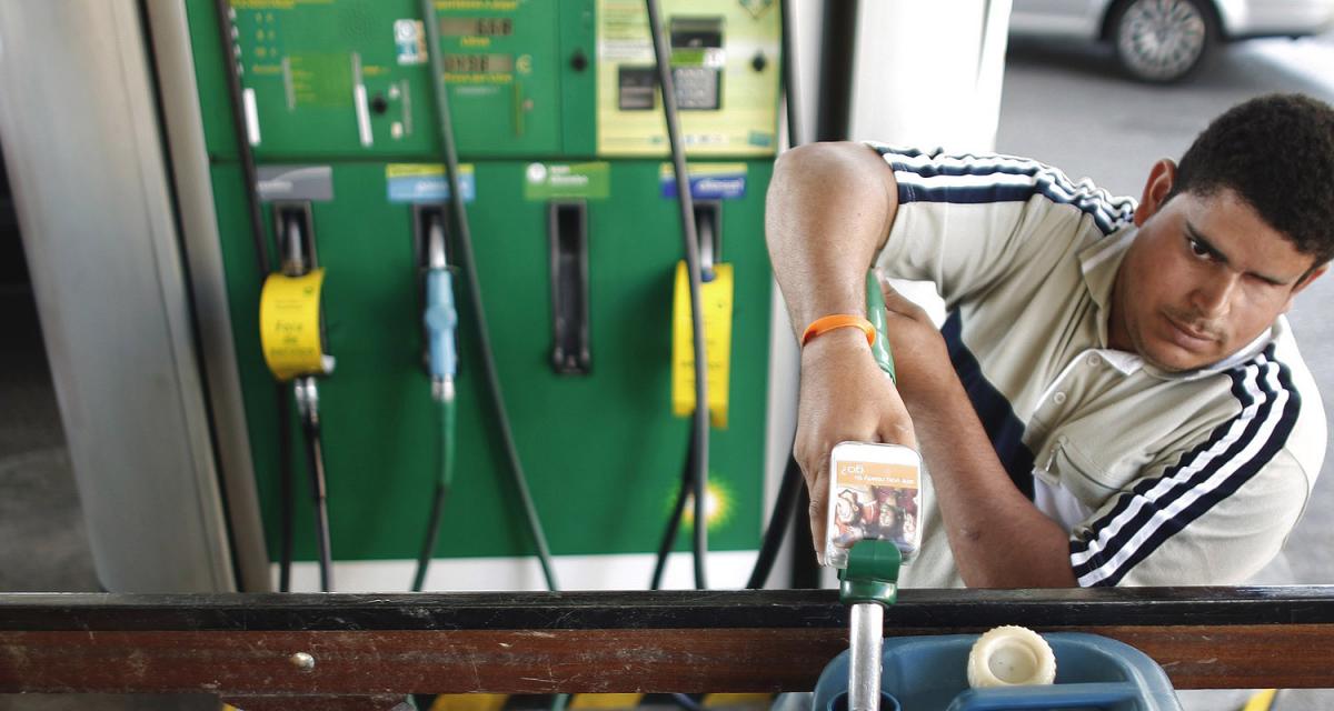 Carburants : pourquoi le prix baisse peu