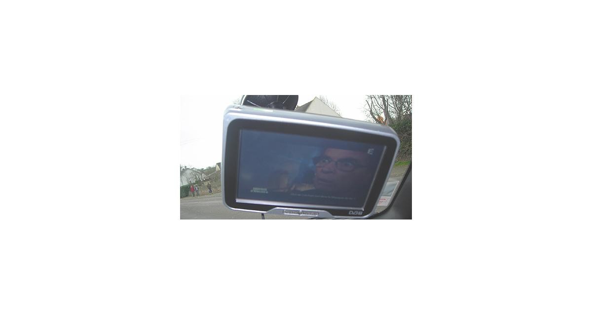 GPS et télévision TNT : l'agrément en voiture