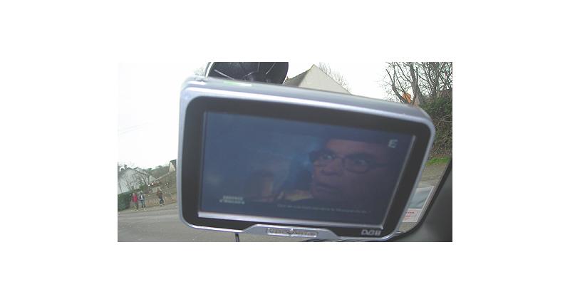  - GPS et télévision TNT : l'agrément en voiture