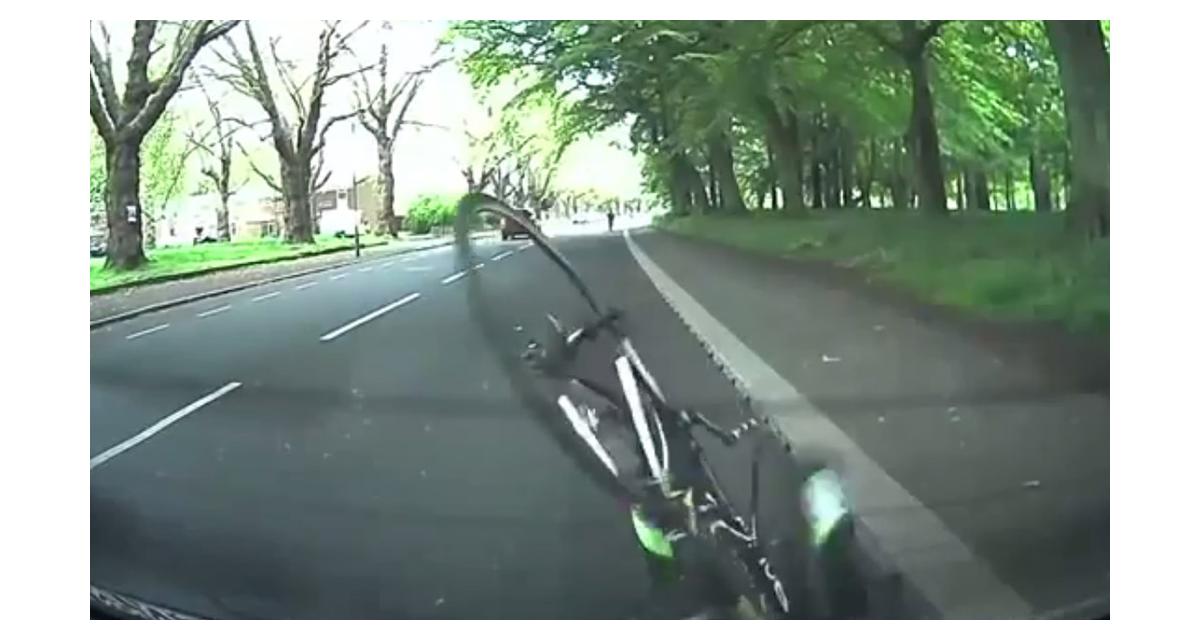 Vidéo: Il fonce dans une voiture d'auto-école avec son vélo