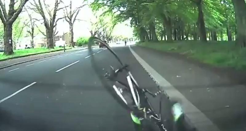 - Vidéo: Il fonce dans une voiture d'auto-école avec son vélo