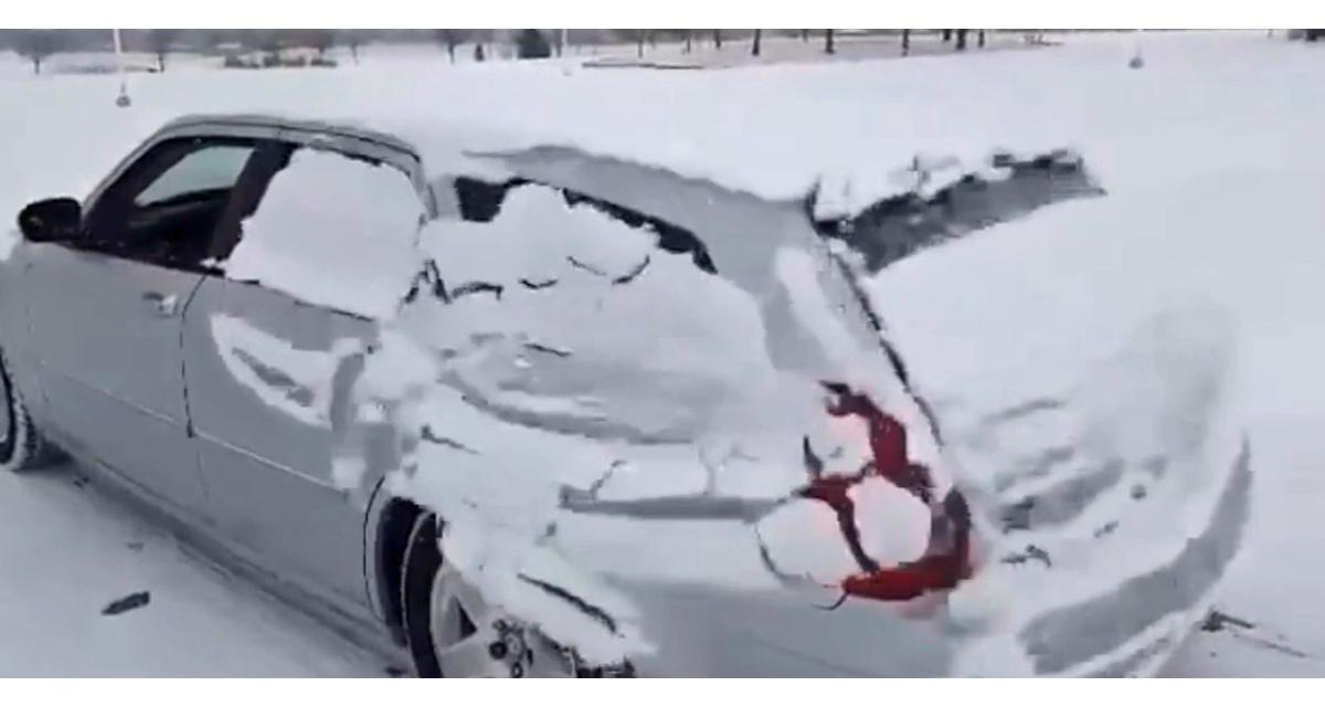 Vidéo : il déneige sa voiture par la seule puissance de sa sono