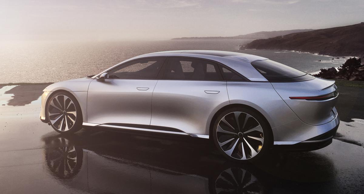 Porsche défie Tesla en dévoilant sa première voiture électrique